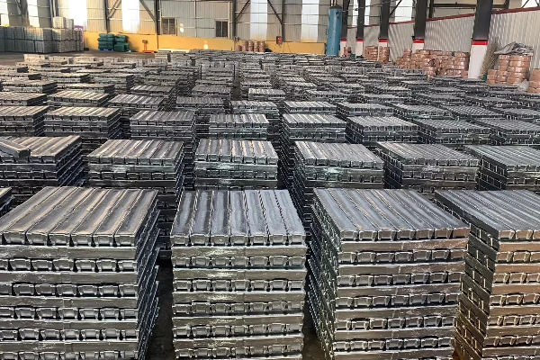 An infographic showing the aluminum recycling loop, from old parts to new low-carbon alloy ingots.