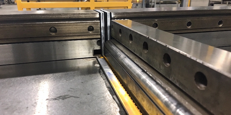 Eine Nahaufnahme einer Rührreibschweißnaht (FSW), die zwei Aluminiumplatten nahtlos verbindet