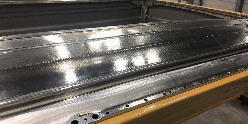 Primer plano de la superficie lisa y sin óxido de un componente de aluminio expuesto al exterior