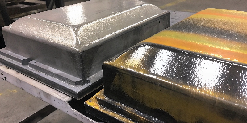 Primer plano de una pieza fundida con una superficie lisa y brillante, junto a otra pieza con un recubrimiento en polvo de color