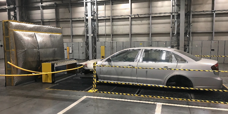 Simulación de un test de choque (crash test) que muestra cómo un componente estructural de aluminio absorbe la energía del impacto