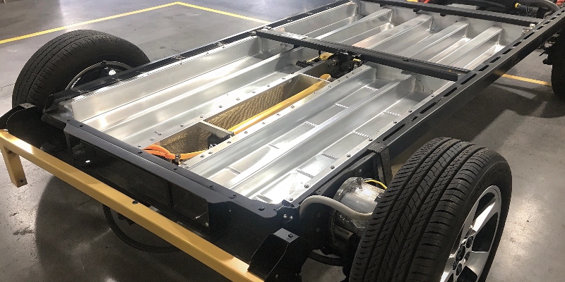 Un chasis de coche eléctrico destacando los componentes ligeros de aluminio