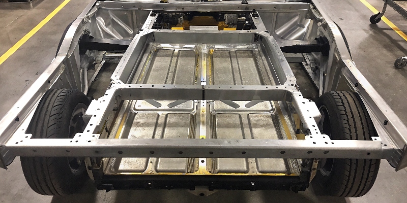 Un chasis de coche eléctrico en el que se destacan los componentes estructurales de aluminio ligero