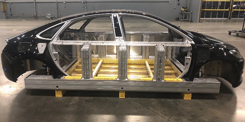 Un coche eléctrico moderno con un chasis que destaca los múltiples componentes de fundición de aluminio.