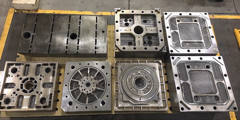 Un collage mostrando diferentes componentes de automoción fabricados por fundición a presión de aluminio