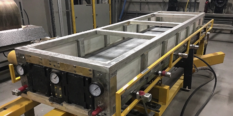 Un componente estructural de aluminio ligero siendo sometido a una prueba de carga en un laboratorio