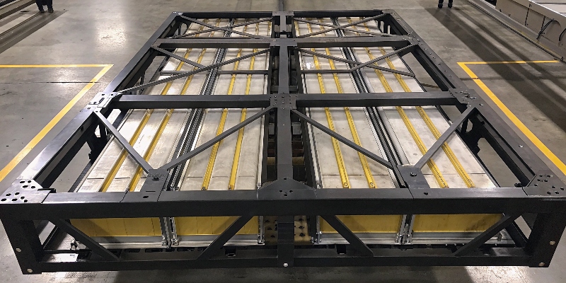 Un marco de acero reforzando la estructura de un paquete de baterías de un vehículo eléctrico