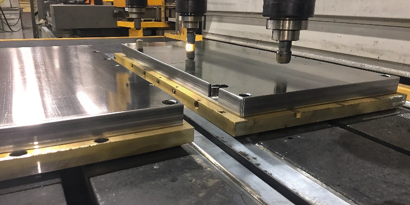 Tecnologías de Producción Modernas Un primer plano de una soldadura por fricción-agitación (FSW) que une dos placas de aluminio sin costura visible