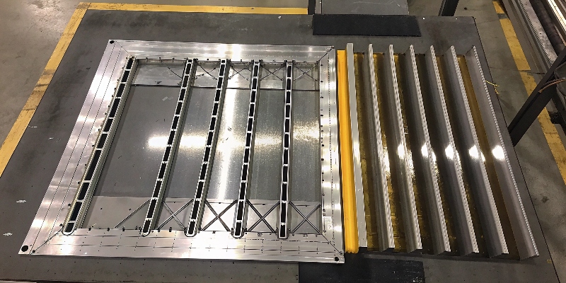 Una brillante pieza de aluminio A380 fundido sobre un plano técnico