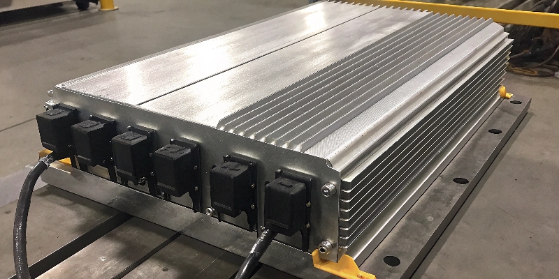 Una carcasa de aluminio para un inversor de potencia con aletas de refrigeración integradas en el diseño