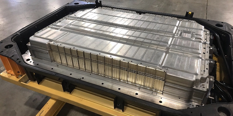 Una carcasa de batería de vehículo eléctrico hecha de aluminio fundido, mostrando su diseño complejo y ligero