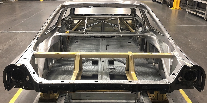 Una imagen de una gran pieza de "giga-casting" que forma toda la parte trasera de un chasis de coche