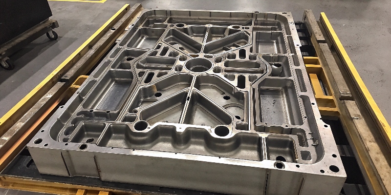Una pieza de aluminio fundido con formas complejas y paredes delgadas