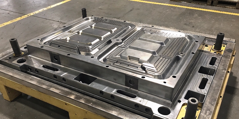 Una pieza de fundición a presión de aluminio muy compleja que muestra múltiples características integradas
