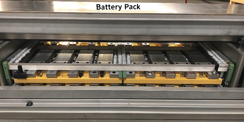 Una sección transversal de un paquete de baterías de un vehículo eléctrico que muestra los diferentes materiales utilizados en su construcción