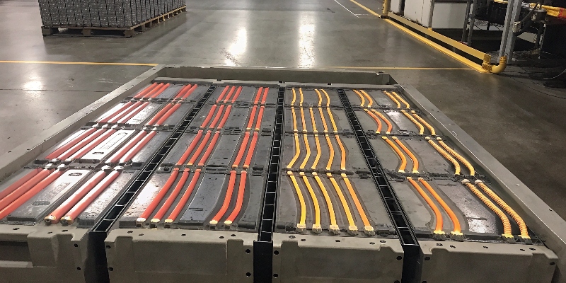 Una simulación CFD que muestra el flujo de refrigerante y la distribución de temperatura dentro de un paquete de baterías