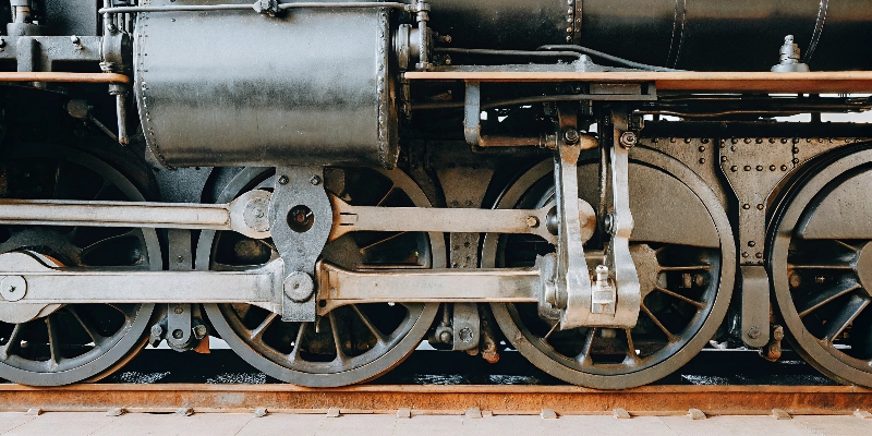 Una vista despiezada de un tren motriz mostrando varias piezas clave fabricadas en ADC12
